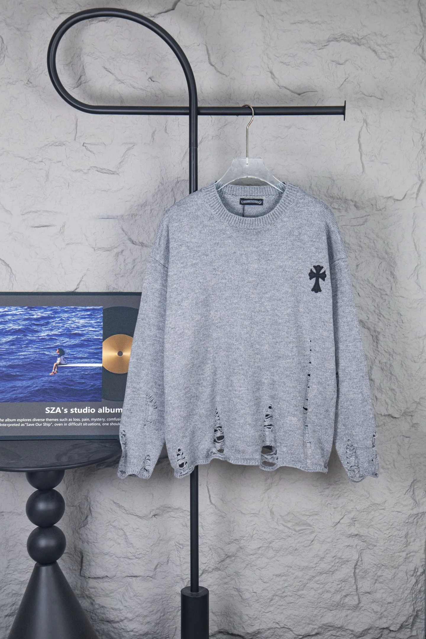 P250 Chrome Hearts CH Chrome Hearts Patch Cross Hole Knitted Sweater Pullover. The popular style is the same for men and women. It is matched with black and white. It looks good in real life. It looks good on the upper body. It looks good in daily wear. It is even more photogenic. It’s hard not to buy it. Buy it for me!!! Believe me, no one can refuse such a machine-length Chrome Hearts jacket. It has expanded the version based on the old version. The upper body is loose and stylish. The casual design of the hem is expanded to make fat people slim down to the extreme. Slim people are limited to high-end and high-end. 10,000 yuan ZP printing. 1:1 perfect restoration. Looks good when worn alone. Both men and women can control it easily. If you care more about quality, you must also respect the price. It is completely different from the thin see-through bottoms that pill when worn. If the style makes you shine at a glance, then quality is what you should pay more attention to. Compared with price, what we focus on is quality. Customers who have received my products know all about it. ️️️ Sweaters on the market are generally made of bract yarn. We use modal. Compared with core-spun yarn, the advantages are very intuitive: high cost, high price, high density, relatively expensive for developers, allowing us to make a lot less money. In addition, the upper body is delicate, anti-pilling, and high-end. We are conscientious sellers. Quality determines the upper body effect. No matter how bad the quality, the best style is still the temperament of the urban-rural fringe. We only do long-term business. Quality determines character. Take it back and wear it with confidence and wash it. The quality of the pattern will definitely make your eyes shine. We only make the right version of high quality. We make high-end hard goods. Reject junk goods and reject fast food. Conscientious quality and conscientious price. You deserve it!  Color: Black White Gray Red Size: S M L